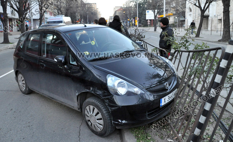 Алфа засече Хонда и я заби в мантинелите на “Раковски”