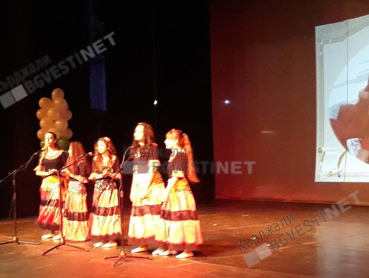 С впечатляващ концерт учениците от „Яворов“ отбелязаха полувековен юбилей