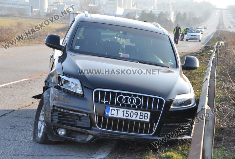 Ауди блъсна БМВ и се заби в мантинелите на пътя край Бирената