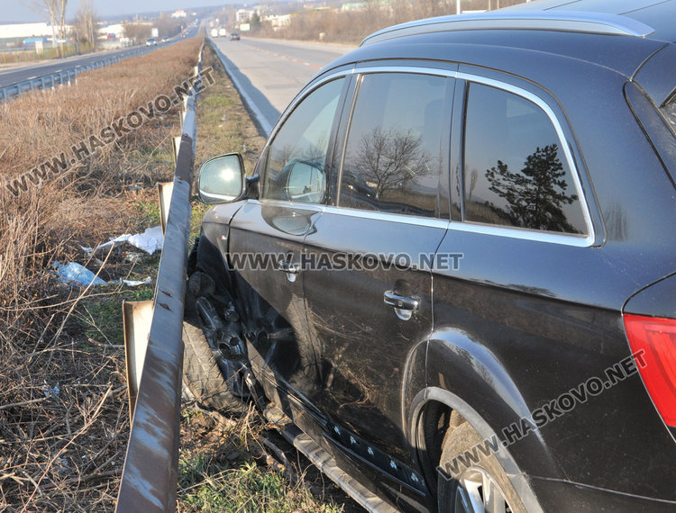 Ауди блъсна БМВ и се заби в мантинелите на пътя край Бирената