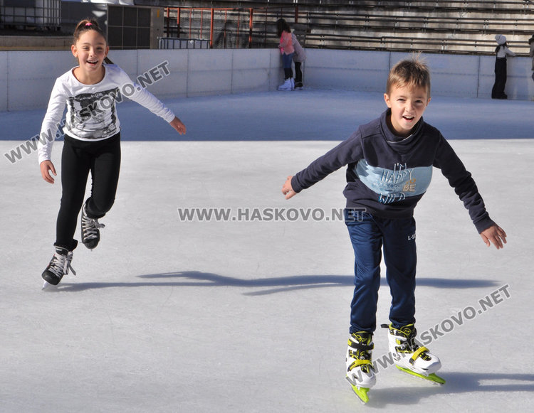 Деца препълниха ледената пързалка в Хасково през ваканцията