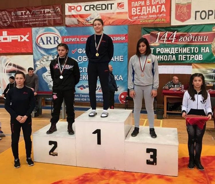 Таня Тенева на почетната стълбичка в Горна Оряховица