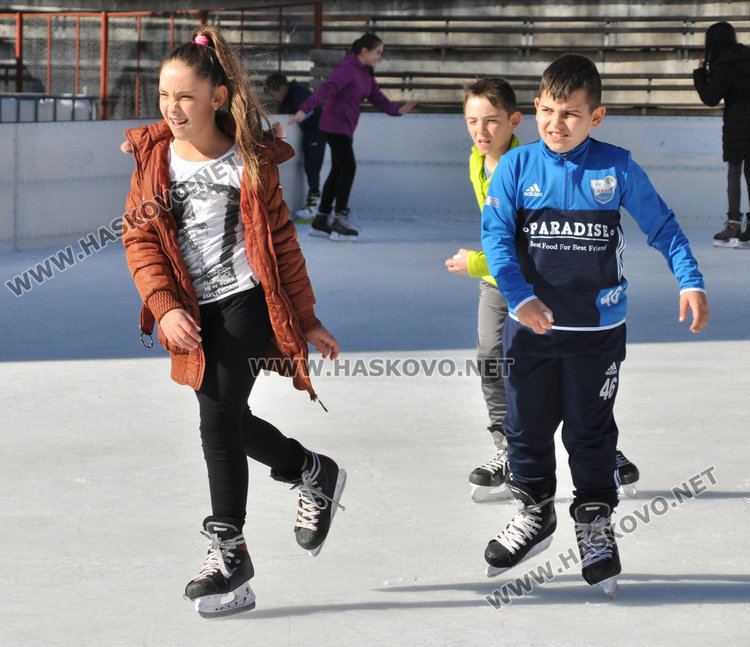 Деца препълниха ледената пързалка в Хасково през ваканцията