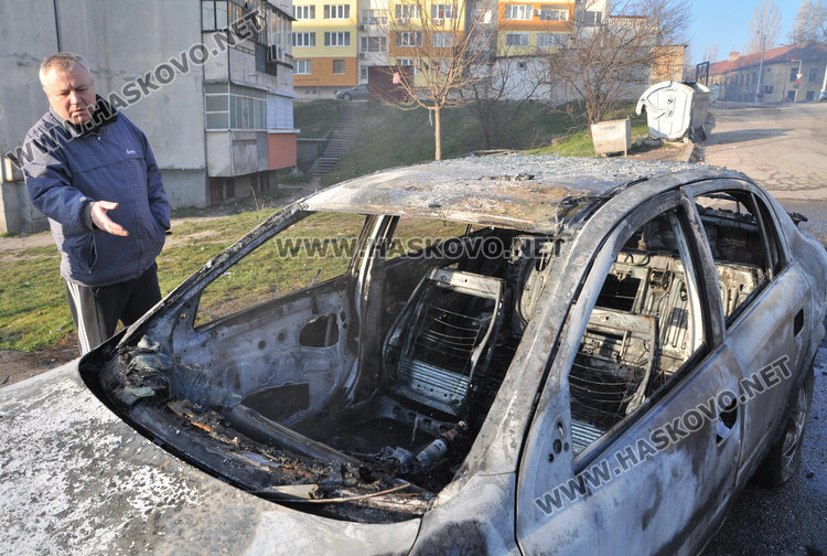 Опел пламна тази сутрин в Хасково и изгоря напълно