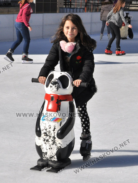 Деца препълниха ледената пързалка в Хасково през ваканцията