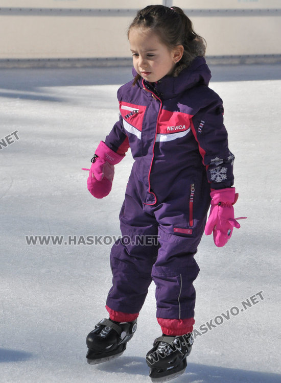 Деца препълниха ледената пързалка в Хасково през ваканцията