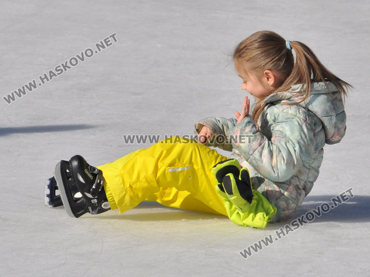 Деца препълниха ледената пързалка в Хасково през ваканцията