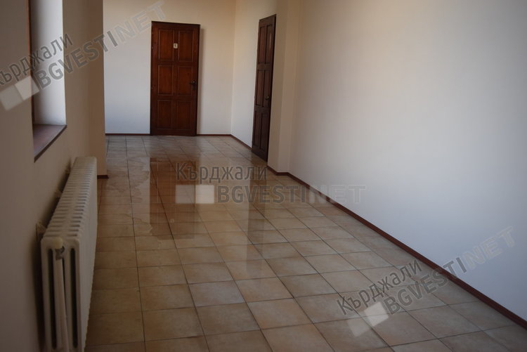 Бизнесинкубаторът, където заседава Общинският съвет тече, има заплаха от късо съединение