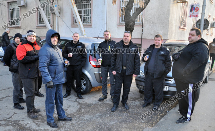 Надзирателите в следствения арест в Хасково на протест 