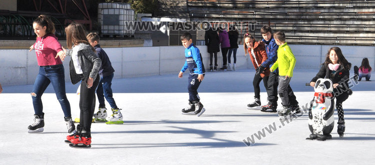 Деца препълниха ледената пързалка в Хасково през ваканцията
