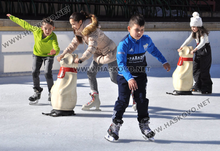 Деца препълниха ледената пързалка в Хасково през ваканцията