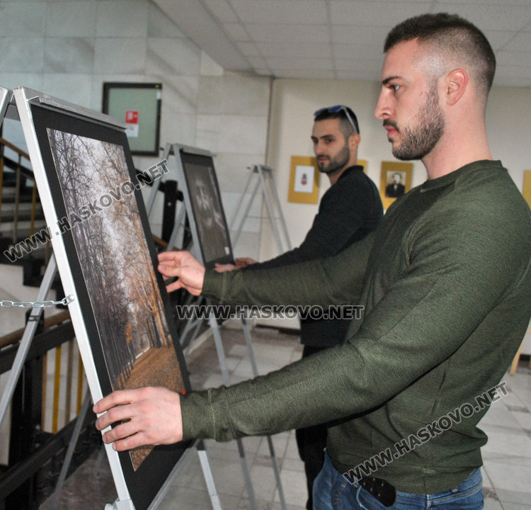 Продават 16 фотоса благотворително за изграждане на спортна площадка