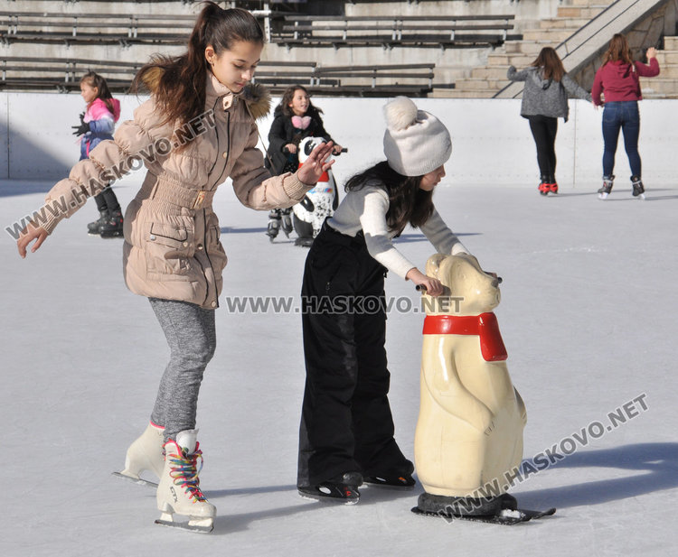 Деца препълниха ледената пързалка в Хасково през ваканцията