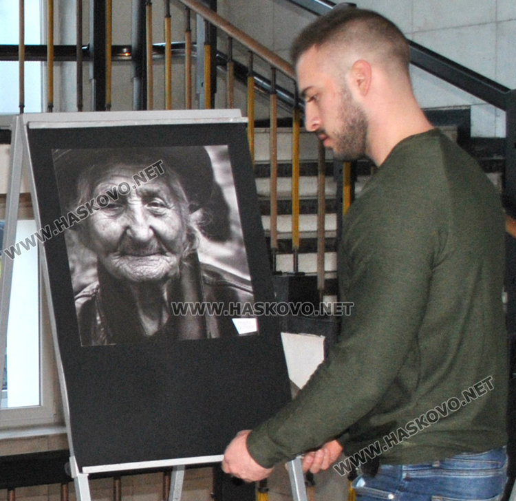 Продават 16 фотоса благотворително за изграждане на спортна площадка