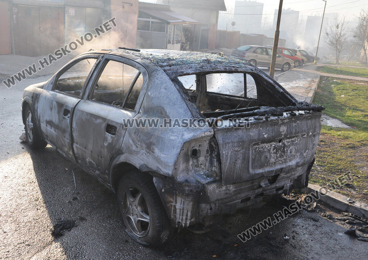 Опел пламна тази сутрин в Хасково и изгоря напълно
