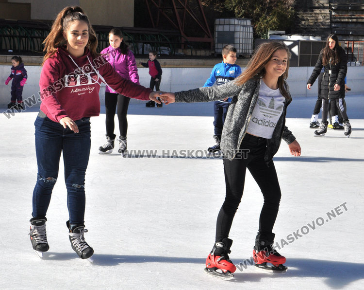 Деца препълниха ледената пързалка в Хасково през ваканцията