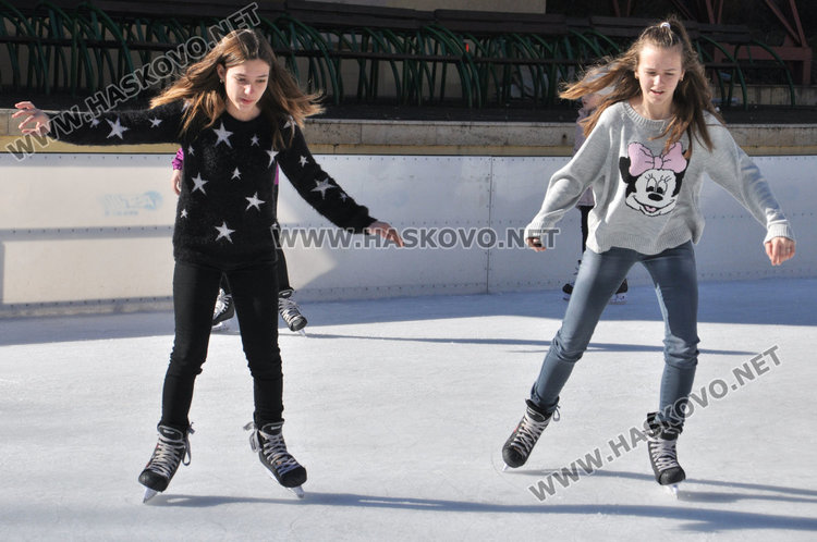 Деца препълниха ледената пързалка в Хасково през ваканцията