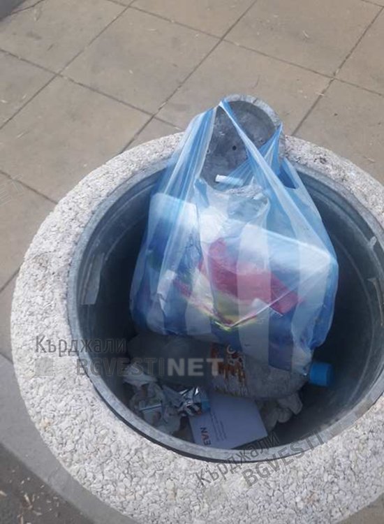 Нова практика в Кърджали, ”чистници” си изхвърлят торбичките с боклуци в кошчетата за смет