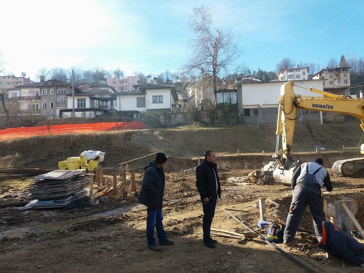 С дюлгерски обичай стартира строителството на физкултурен салон в Райковската гимназия