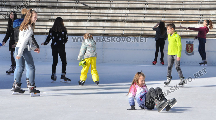 Деца препълниха ледената пързалка в Хасково през ваканцията