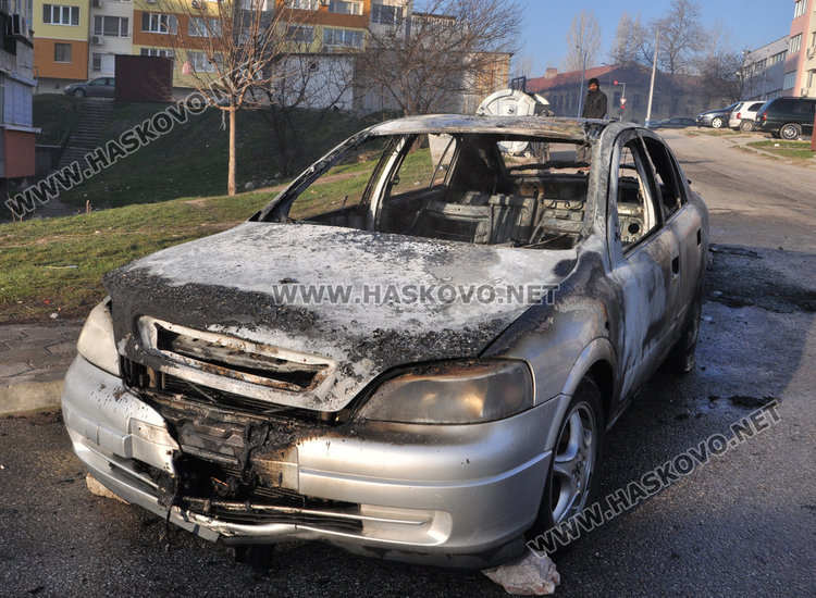 Опел пламна тази сутрин в Хасково и изгоря напълно