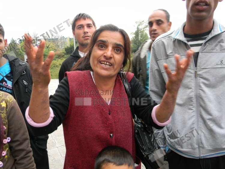 Две фамилии подеха война с пръти в Кърджали, двама са задържани