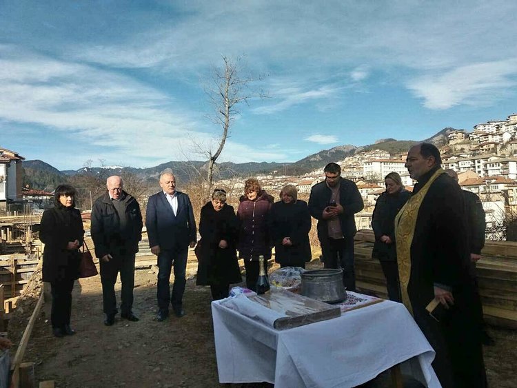 С дюлгерски обичай стартира строителството на физкултурен салон в Райковската гимназия