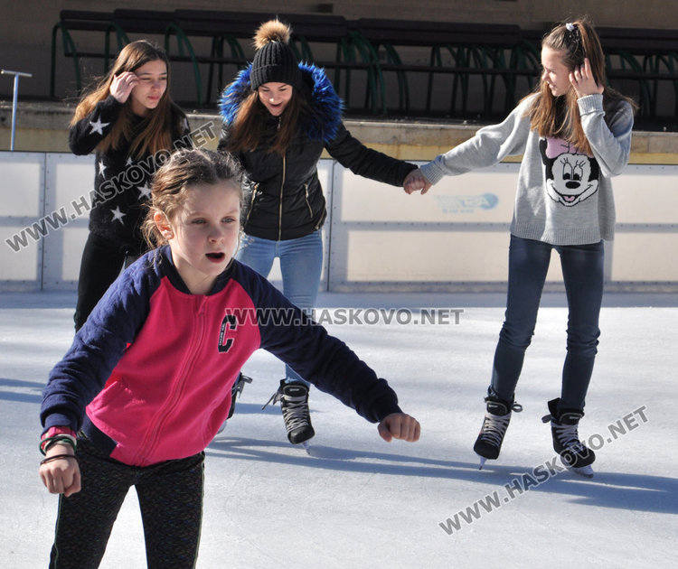 Деца препълниха ледената пързалка в Хасково през ваканцията