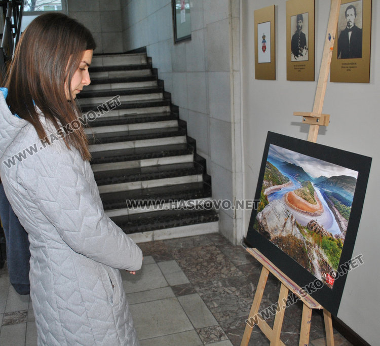 Продават 16 фотоса благотворително за изграждане на спортна площадка