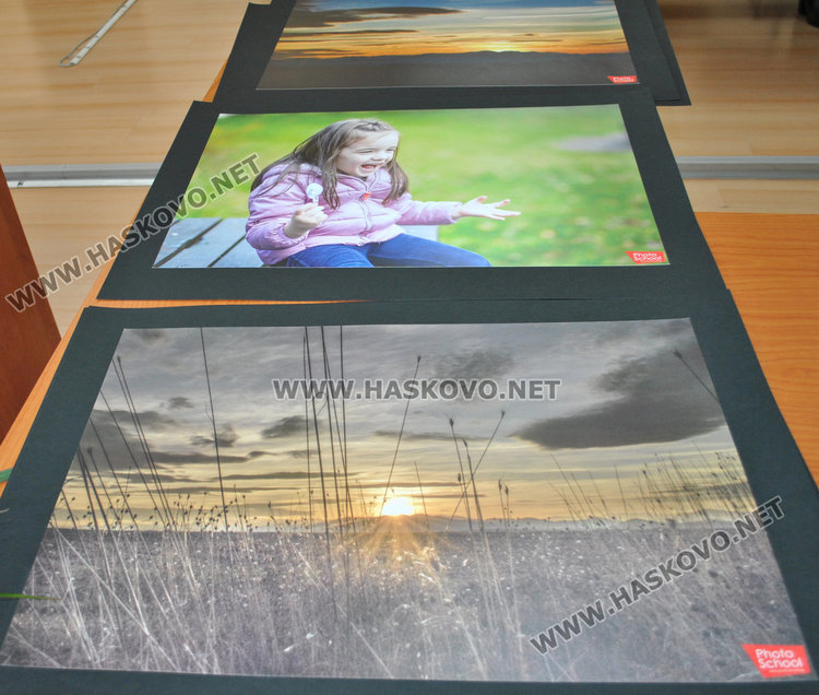 Продават 16 фотоса благотворително за изграждане на спортна площадка