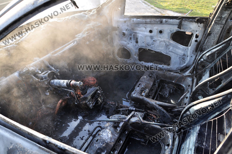 Опел пламна тази сутрин в Хасково и изгоря напълно