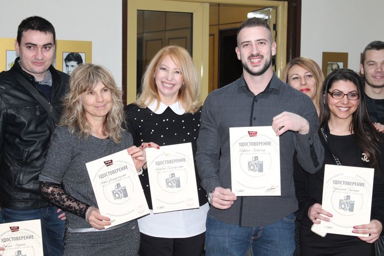 Откриха благотворителна изложба в помощ на Дневния център за деца в Димитровград