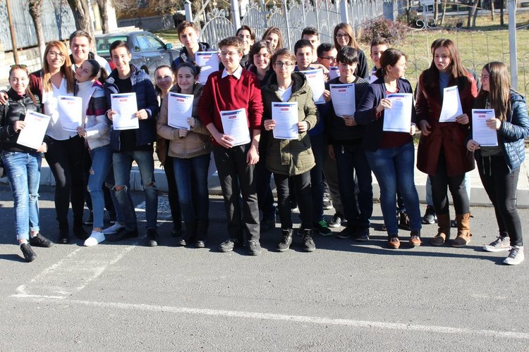 Младежи се запознават с формите на контрол върху местната и държавна власт 