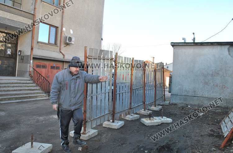 Гараж затапва входа на блок, обитателите на бунт 