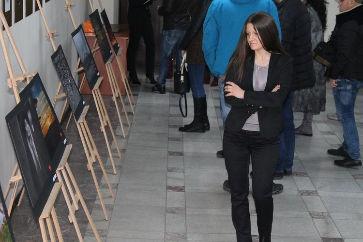 Откриха благотворителна изложба в помощ на Дневния център за деца в Димитровград