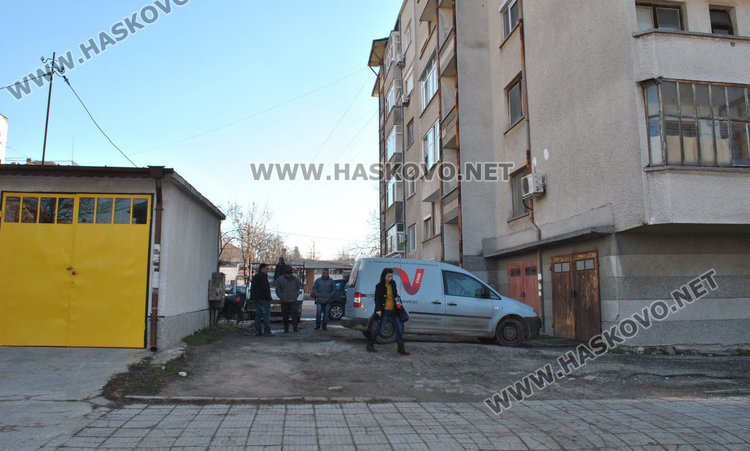 Гараж затапва входа на блок, обитателите на бунт 