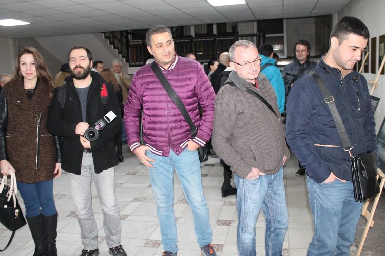 Откриха благотворителна изложба в помощ на Дневния център за деца в Димитровград