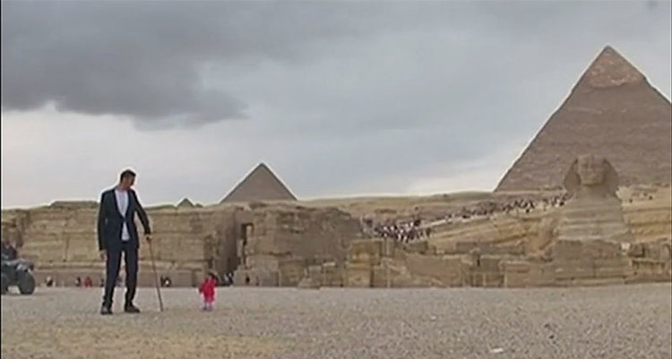 Най-високият мъж се срещна с най-миниатюрната жена (видео)