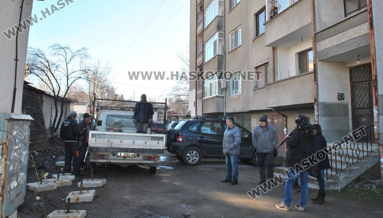 Гараж затапва входа на блок, обитателите на бунт 