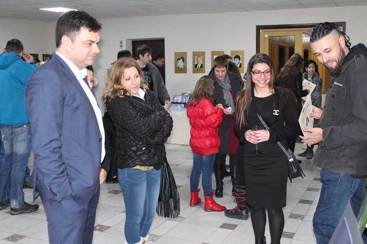Откриха благотворителна изложба в помощ на Дневния център за деца в Димитровград