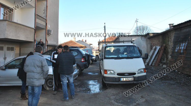 Гараж затапва входа на блок, обитателите на бунт 