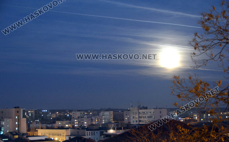 „Синя кървава Супер Луна” огря Хасково