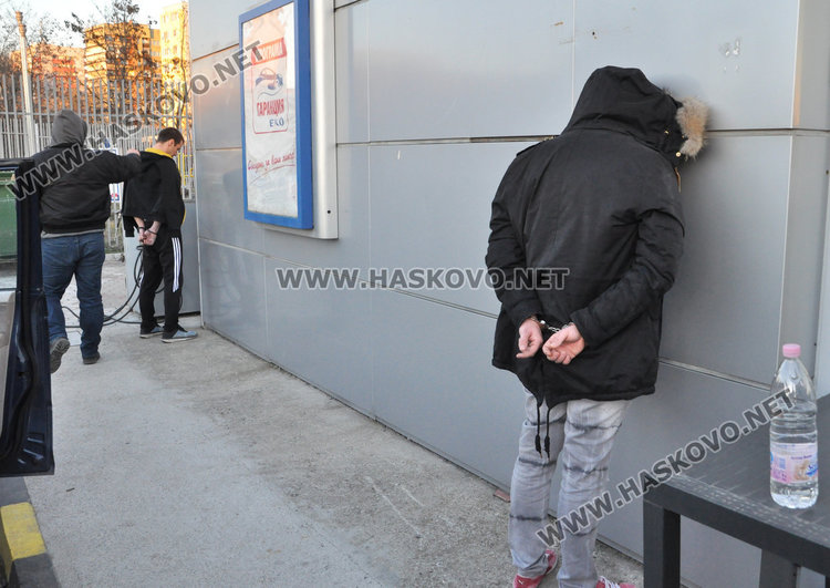 Арестуваха двама с дрога на бензиностанция в Хасково