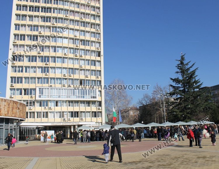 На площад "България" и тази година ще бъдат разположени маси за мартеници, снимка -архив