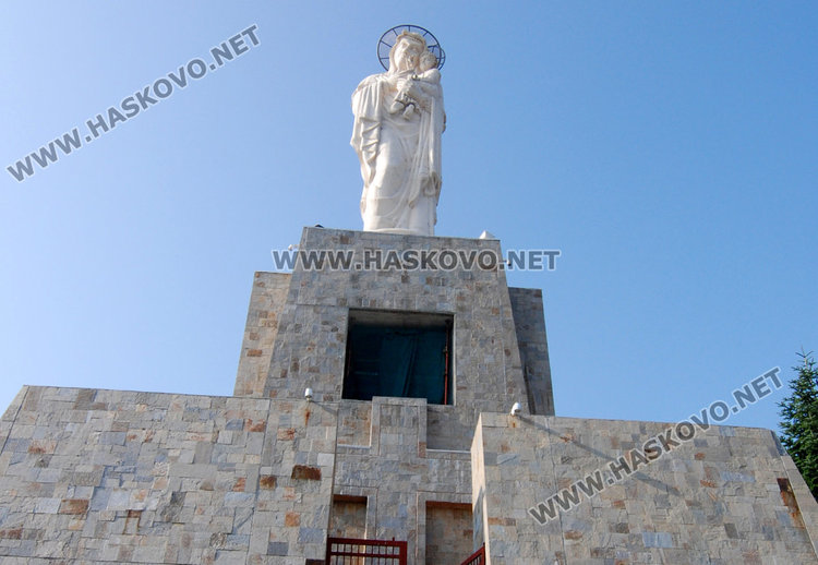 Синът на автора на монумента на Св. Богородица ще я ремонтира
