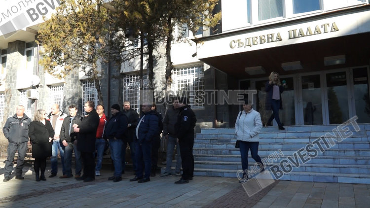 Служители на съдебната охрана и надзиратели протестират, искат 20 процента по-високи заплати