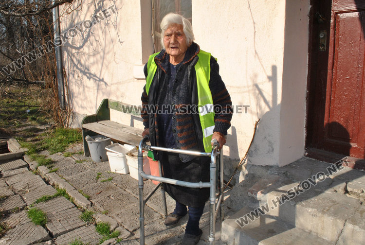 81-годишна жена мизерства в Хасково, отказва помощ