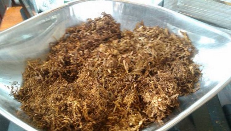 Откриха 7 кг незаконен тютюн в Перник, скрит в тайник на пода