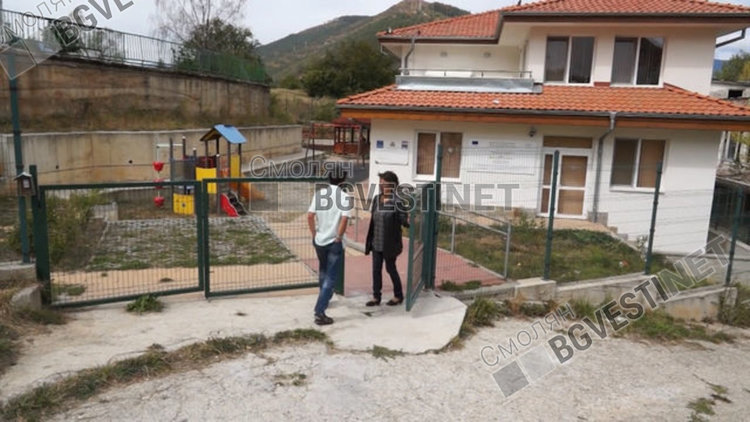 През септември м.г. 16 годишният Махмуд жестоко преби една от служителките в центъра