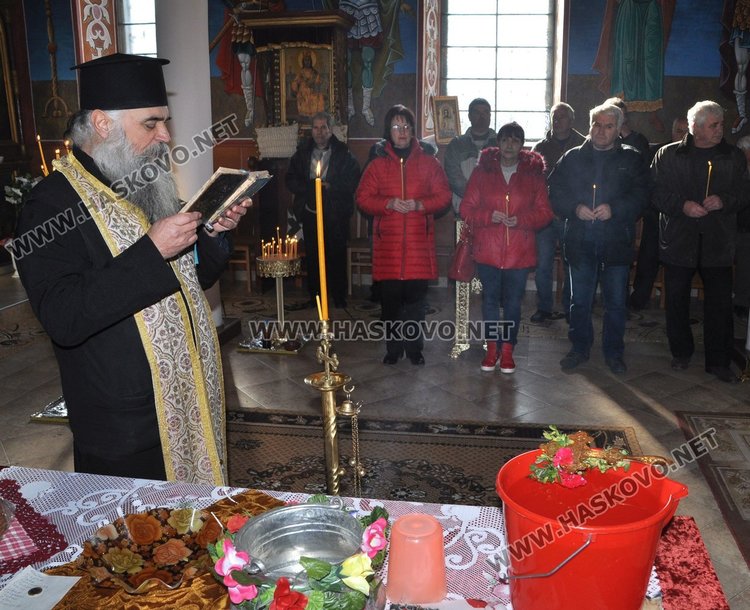 Празникът в Голямо Асеново започна с водосвет в местната църква